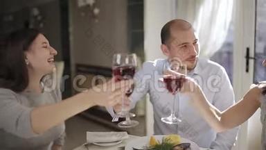 朋友们在明亮通风的餐厅用餐前<strong>品尝红酒</strong>。